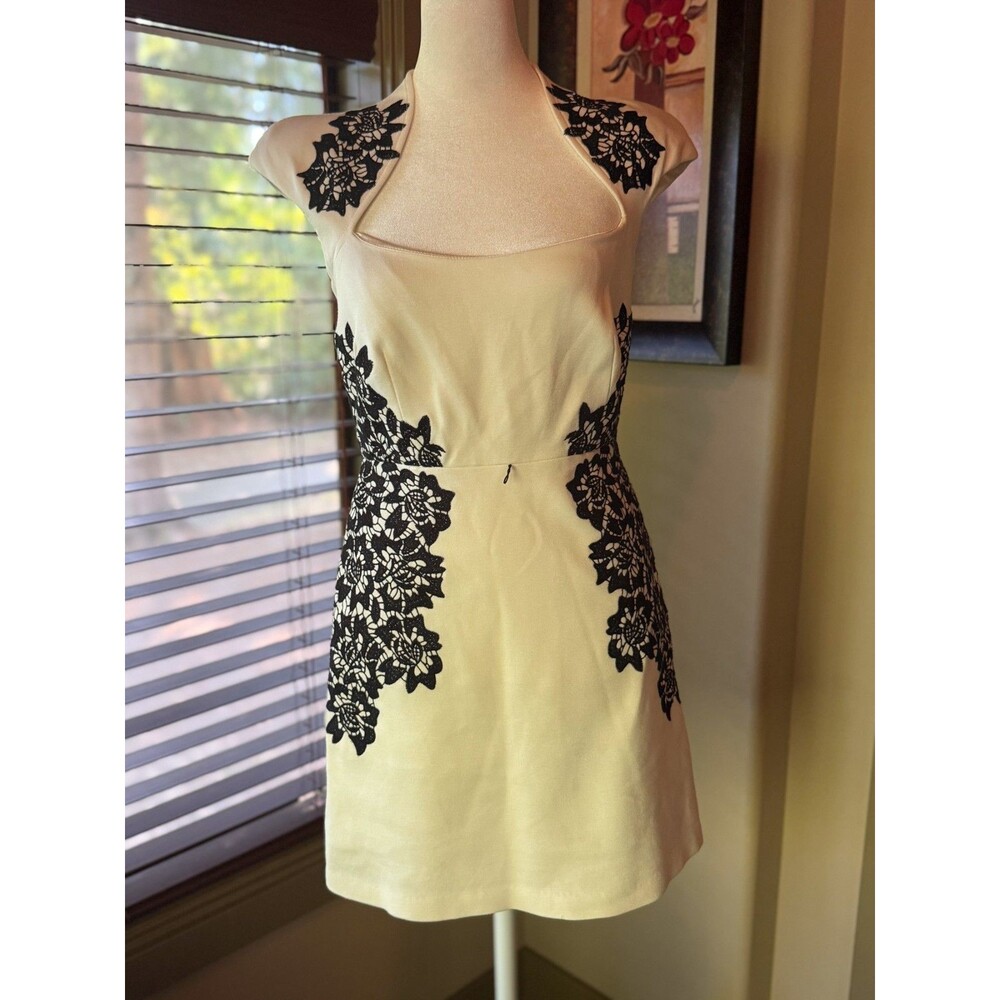 Laundry by Shelli Segal Cream Lace Accent Mini Dress Cutout Neckline Sz 2